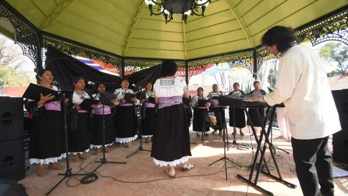 El coro integrado por hombres y mujeres adultas y dirigido por de la Rosa deleitó con temas como “Bésame mucho”,